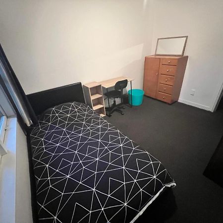 Single Room #1 Or #3 - Homestay Family Home - No Breakfast Хамилтън Екстериор снимка