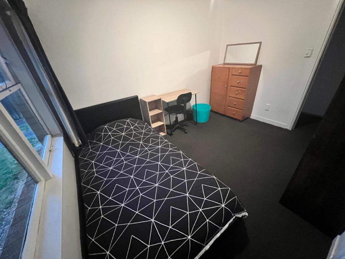 Single Room #1 Or #3 - Homestay Family Home - No Breakfast Хамилтън Екстериор снимка